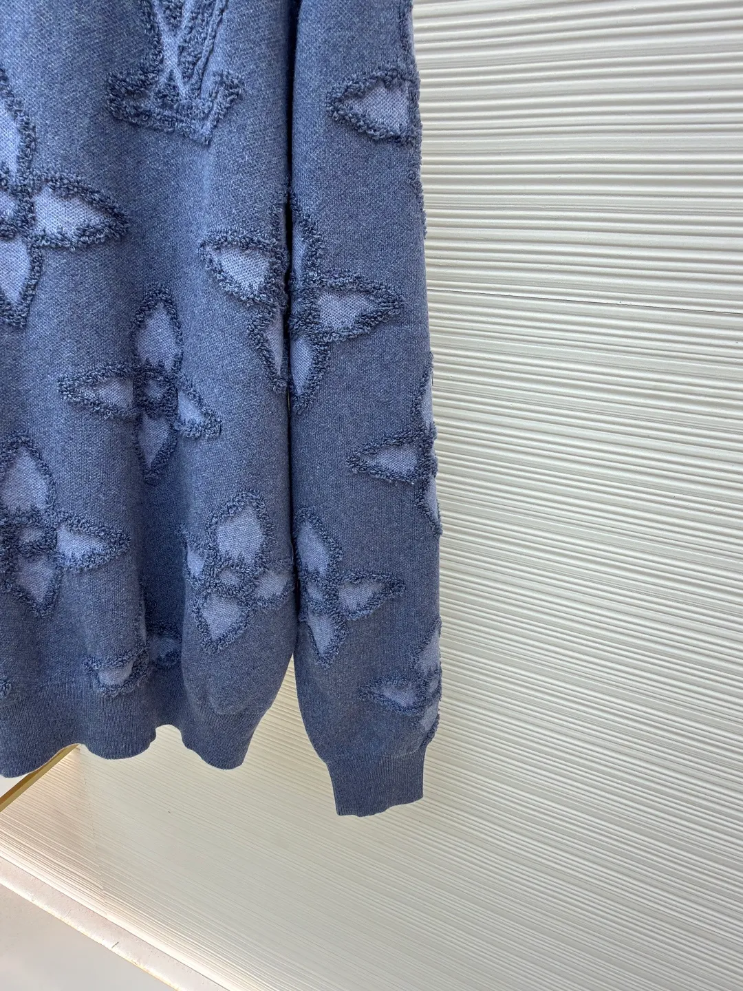 LOUIS VUITTON three-dimensional concave and convex blue flower four-leaf clover round neck sweatshirt ●Original version: purchased and developed for 12800 ●Item number: 1680927-B80 ●Fabric: knitted fabric ●Technology: jacquard production ●Version: fitted version ●Weight: about 610 grams ●Size: XS-S-M-L ●Description: Alphabet flower three-dimensional jacquard knitting, an absolute hot item! A great tool for fashionable men's and women's street photography, this blue color is really beautiful, refreshing and fashionable, and showing off your temperament. It is made from carefully selected 100% wool yarn supplied by customers. This wool has a particularly good feel. It feels soft and solid. It has elastic and pressure-resistant effect and is not easy to shrink. Big V classic jacquard logo design, the jacquard has been processed with raw edges to present a three-dimensional concave and convex effect. This graphic cotton circle has a unique jacquard signature theme. Crafted in shades of blue, it features oversized tonal Monogram Flowers all over and the V signature on the chest, outlined with a knit for a textured 3D effect. The perfect partner for or, it also matches and complements your overall look. The overall wiring is straight and delicate, the fabric is comfortable and soft, and the color is consistent without color difference. It can be matched with the same style to create a fashionable look and control various occasions. Customized accessories, complete with three standards, same style for men and women!